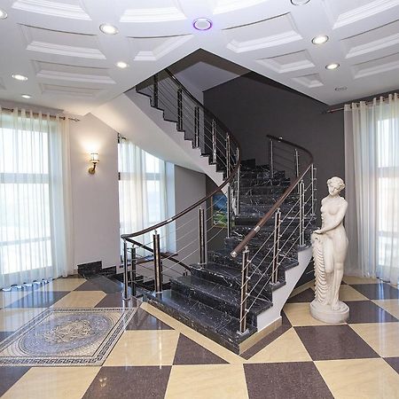 Golden Seconds Hotel Yerevan Bagian luar foto