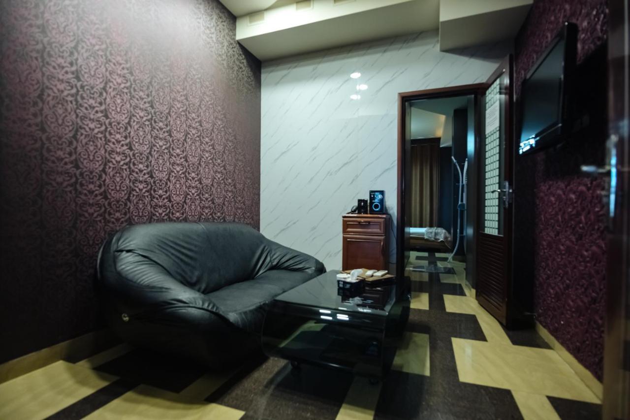 Golden Seconds Hotel Yerevan Bagian luar foto