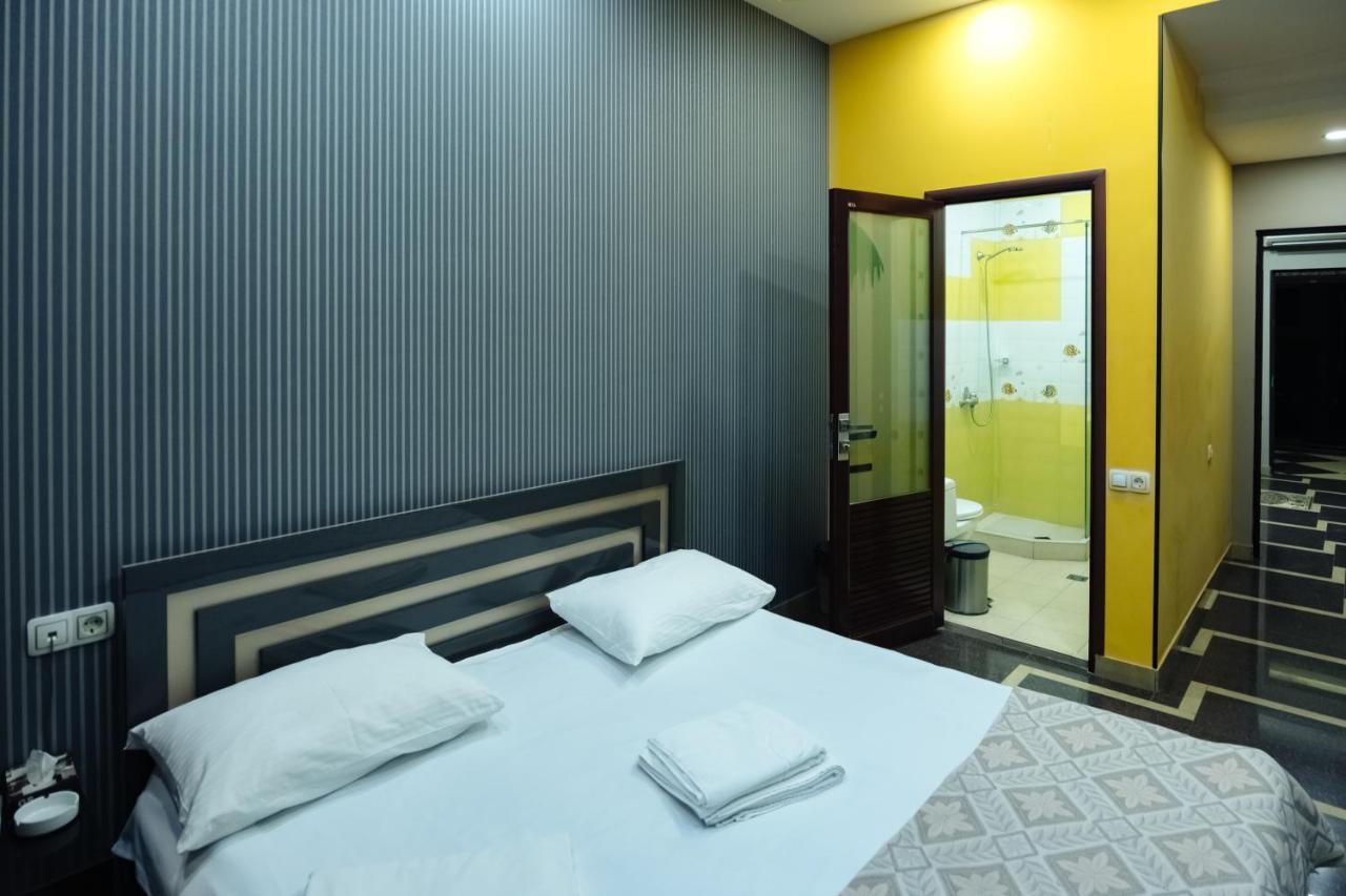 Golden Seconds Hotel Yerevan Bagian luar foto