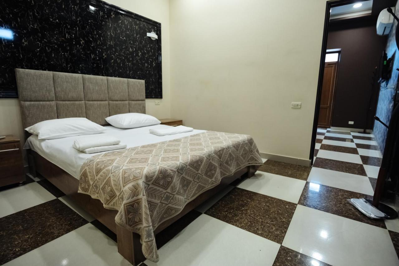 Golden Seconds Hotel Yerevan Bagian luar foto