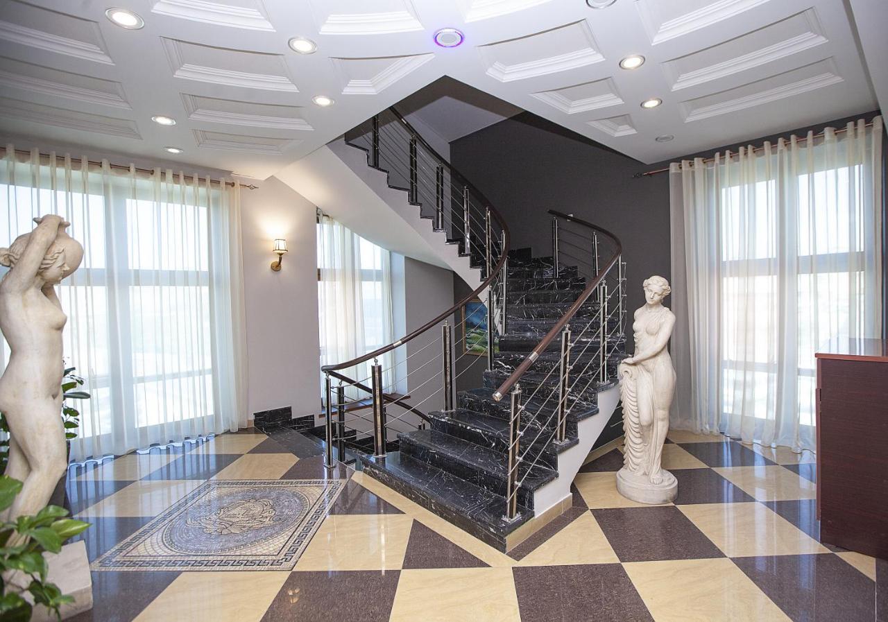 Golden Seconds Hotel Yerevan Bagian luar foto