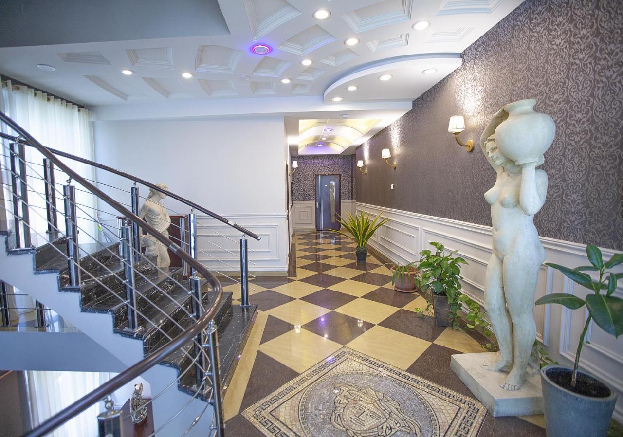 Golden Seconds Hotel Yerevan Bagian luar foto
