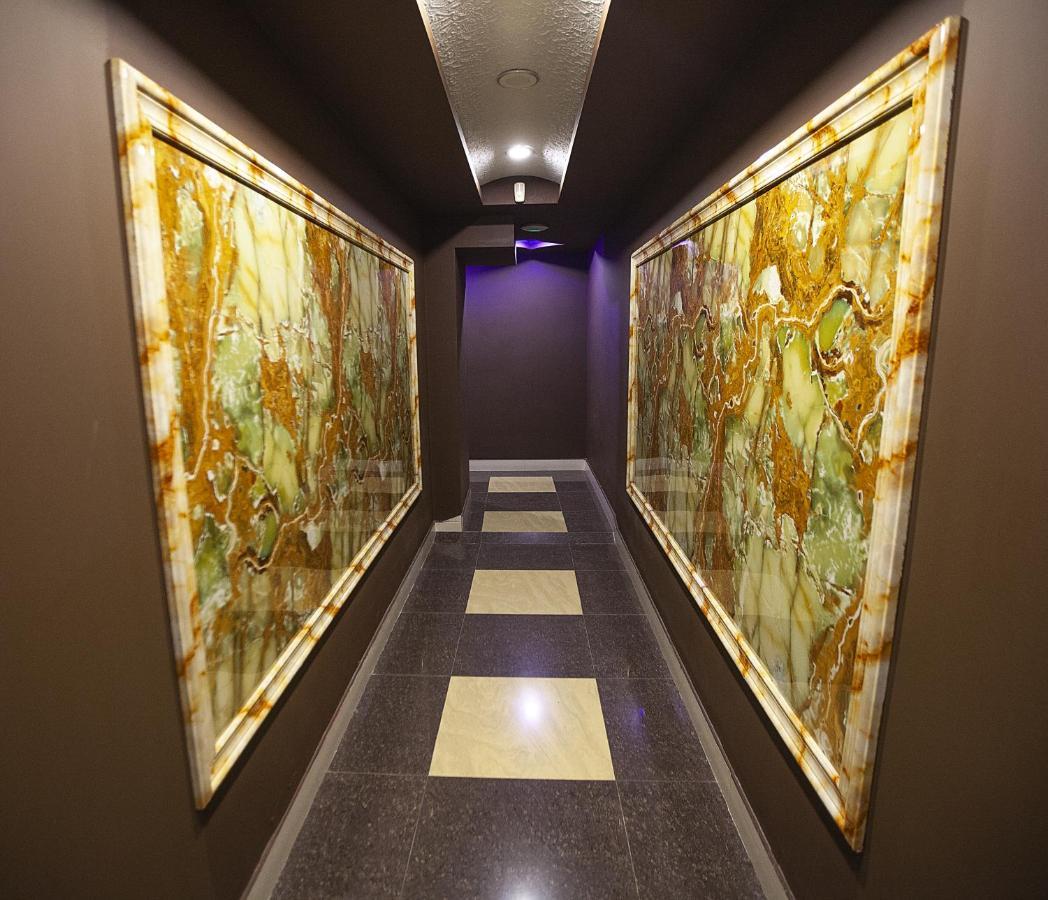 Golden Seconds Hotel Yerevan Bagian luar foto