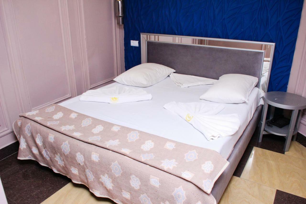 Golden Seconds Hotel Yerevan Bagian luar foto